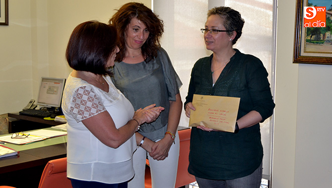 La alcaldesa Carmen Ávila entregaba la recaudación de la paellada solidaria de San Miguel a la presidenta local de AECC Asunción Martín