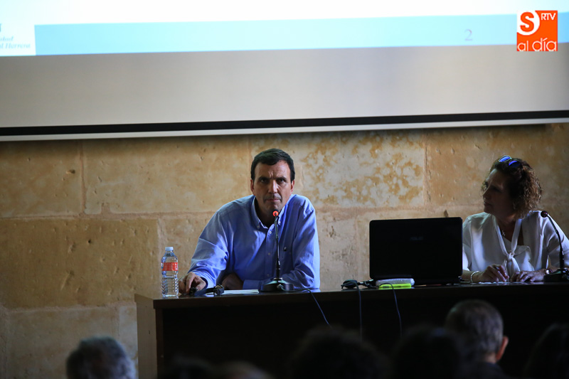 Foto 2 - Enrique Lluch imparte una charla sobre la actividad económica en España  