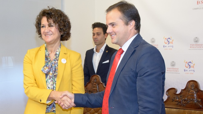  Mª Ángeles Serrano, vicerrectora de Internacionalización de la Universidad de Salamanca, y Ángel Molina, alcalde de Castellanos de Moriscos