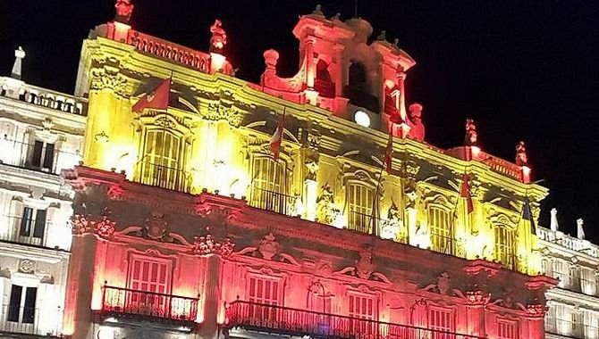 La Plaza Mayor de Salamanca  con los colores de la bandera nacional