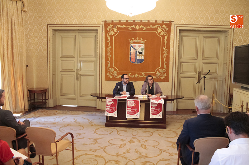 El concejal de Juventud, Daniel Llanos, y la presidenta de la Fundación AVIVA, María Victoria Gil, en la presentación de la VIII Carrera Popular y Solidaria de los 1.000 pasos / Foto de Alejandro López
