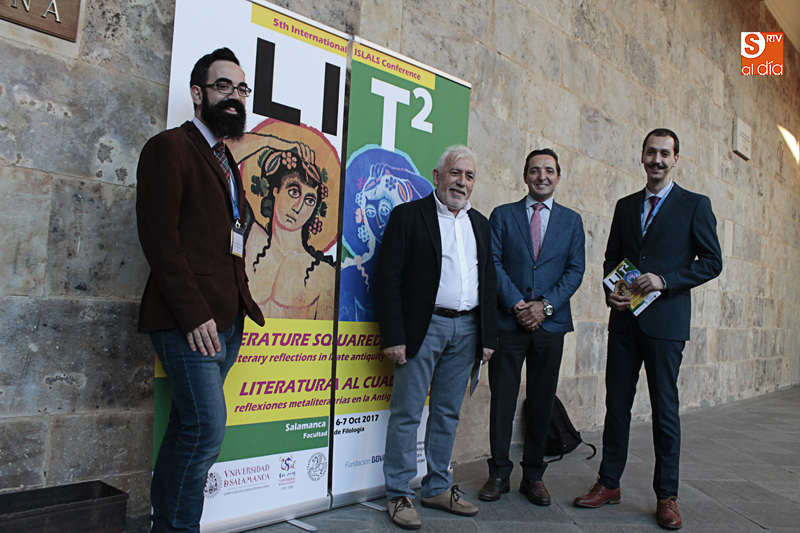 El vicerrector de Investigación y Transferencia, Juan Manuel Corchado, Anastasio Kanaris de Juan, vicedecano de Estudiantes de Filología, junto a Jesús Hernández y Óscar Prieto, organizadores del congreso / Foto de Alejandro López