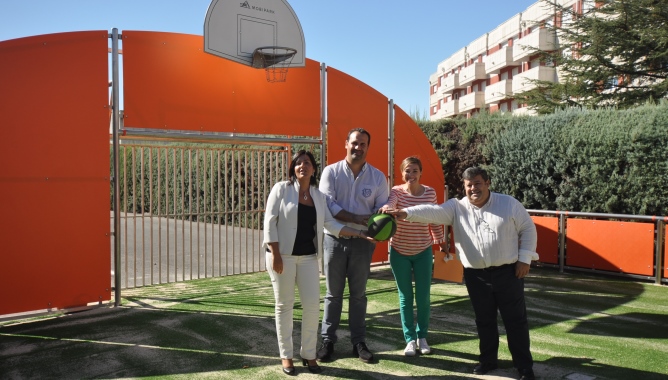 Visita del alcalde David Mingo a las nuevas pistas deportivas