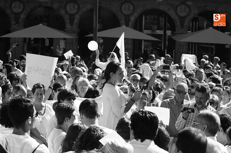 Concentración de ciudadanos en la Plaza Mayor para reivindicar el diálogo ante el conflicto catalán / Foto de Alejandro López
