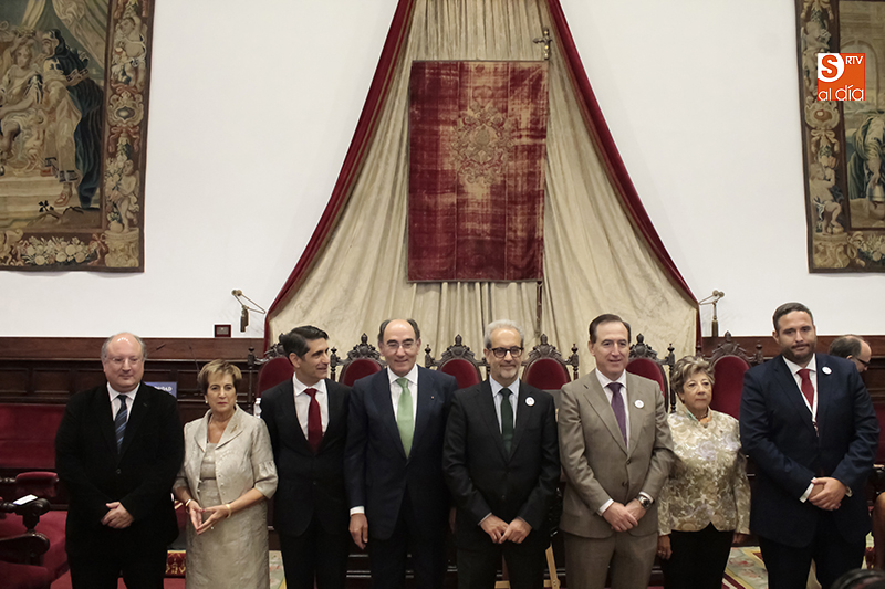 Directivos de Alumni-USAL, junto a los nuevos socios de honor / Foto de Alejandro López