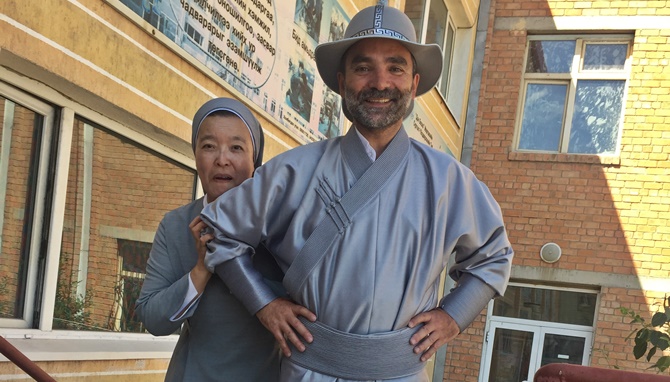 El misionero Francisco Javier Olivera, en tres instantáneas en Mongolia, su actual destino. Fotos: FJ Olivera