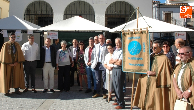Los asistentes contaron con la compañía de la Cofradia de La Almendra del Duero Superior