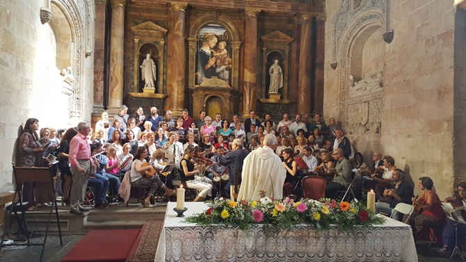 El Coro San Benito ha puesto música a la misa celebrada este domingo