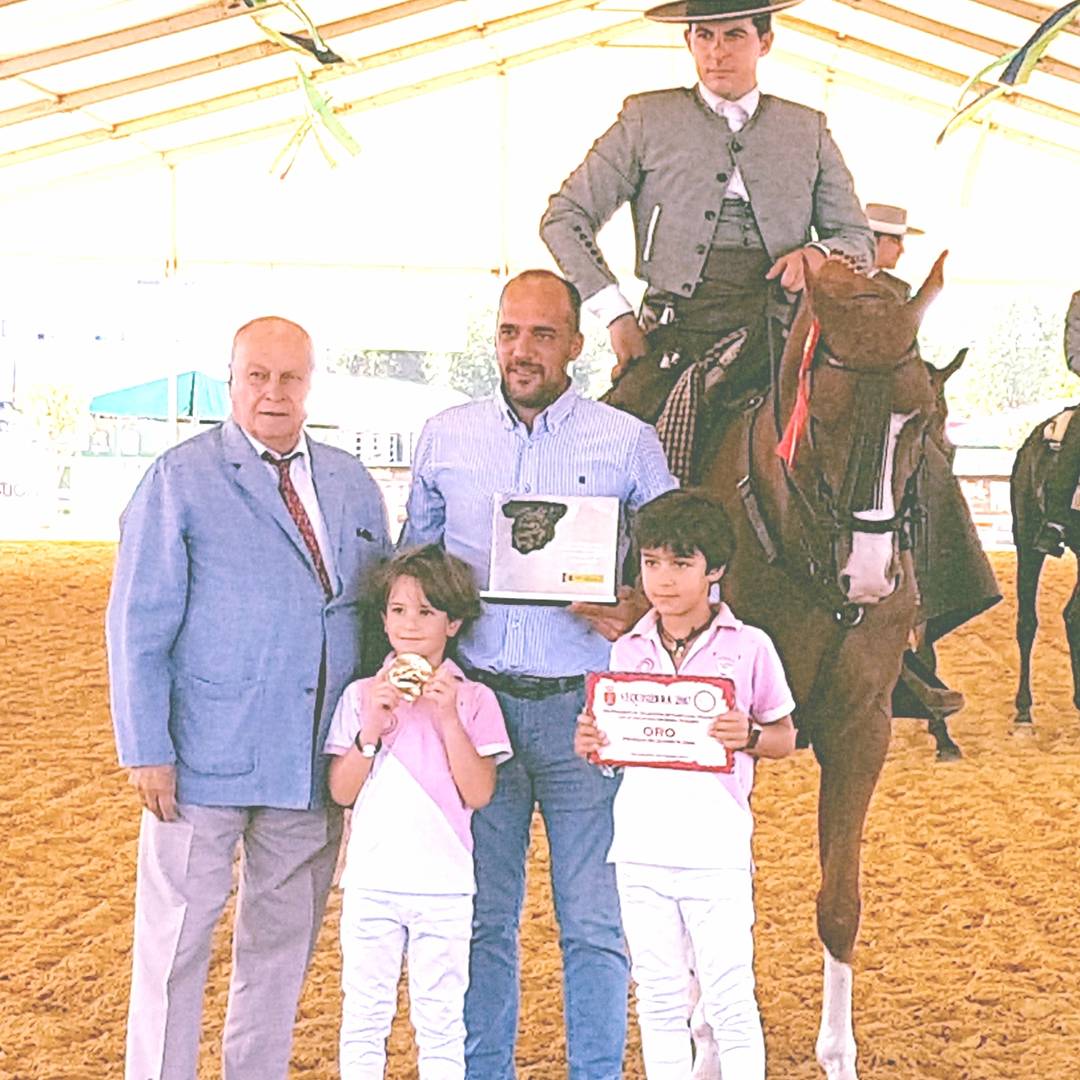 Javier Bolao recibe junto a sus hijos el galardón por Santano, a sus espaldas