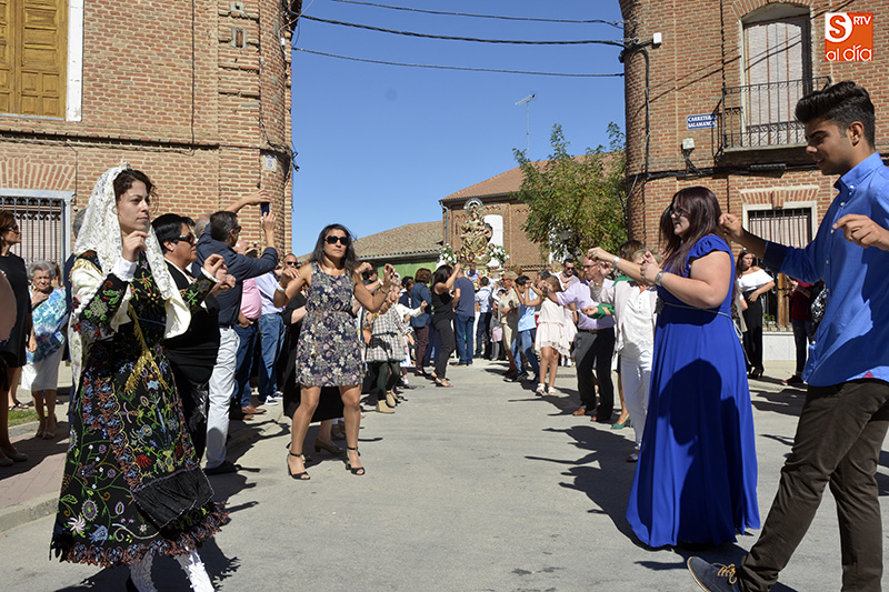 Vítores y bailes a la Virgen del Rosario y ovaciones al grupo Arena en Rágama