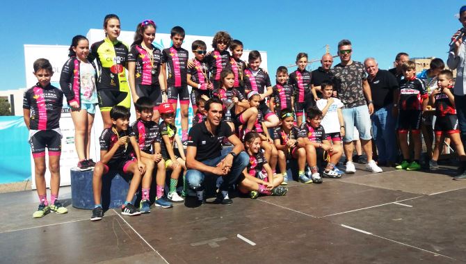 Foto familiar de Alberto Contador con la Escuela Promesal de Salamanca