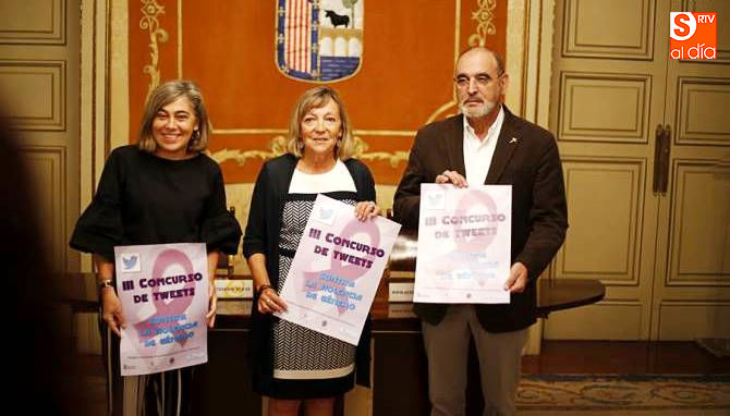La concejala de Familia, Cristina Klimowitz, junto a la vicerrectora de Atención al Estudiante y Extensión Universitaria de la Universidad de Salamanca, Cristina Pita; y el vicerrector de Relaciones Institucionales y Comunidad Universitaria de la Pontific