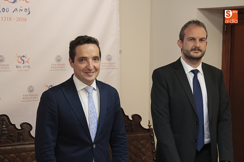 Juan Manuel Corchado y Miguel Ángel Hernández, en la sala de Retratos (Foto de Álex López)