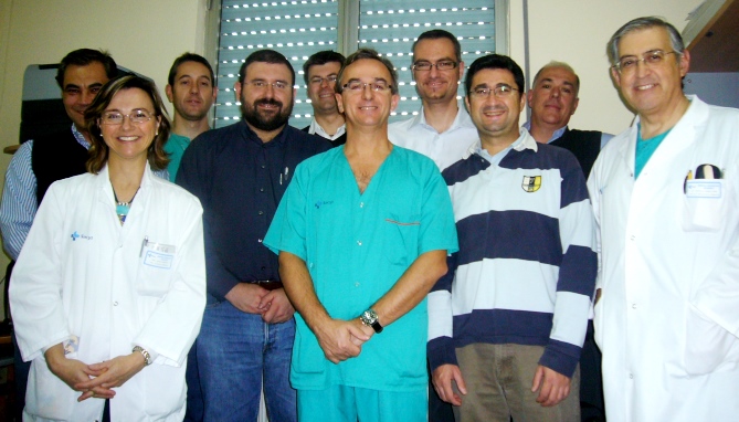 Gonzalo Varela, a la derecha, junto a investigadores del IBSAL