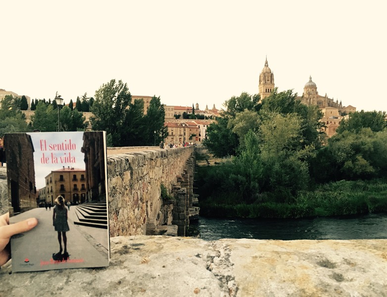 Portada del libro con las catedrales salmantinas al fondo / Foto de Lorena Martín