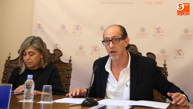 La vicerrectora de Atención al Estudiante y Extensión Universitaria, Cristina Pita, y el director del Servicio de Actividades Culturales de la Universidad de Salamanca, Manuel Heras / Foto de Alberto Martín