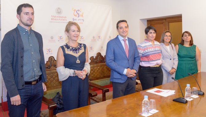 El vicerrector de Investigación y Transferencia, Juan Manuel Corchado; la presidenta de la Asociación Salmantina de Apoyo a las Altas Capacidades (ATENEA), Silvia Carlota Calvente; y Mª Dolores García Román, especialista en altas capacidades