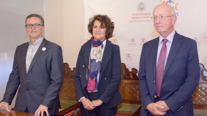 La vicerrectora de Internacionalización, Mª Ángeles Serrano, acompañada por Juan Luis García Alonso, director del Centro de Formación Permanente de la USAL y nuevo coordinador General de la Red, y por Robert Fowler, coordinador saliente de la Red y profes