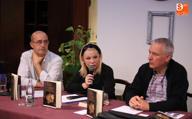 Isaura Díaz Figueiredo (centro), en la tertulia Rona Dalba. Foto: Alberto Martín