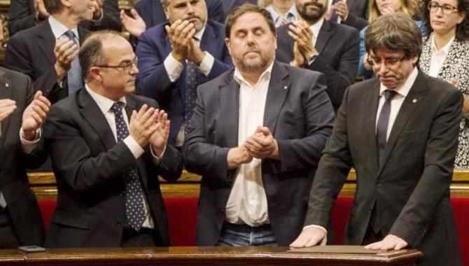 Puigdemont declara la independencia de Cataluña, pero la suspende para pedir diálogo  