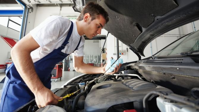 Un trabajador en un taller de reparación de vehículos