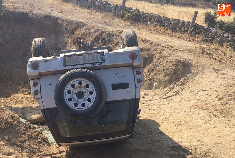 El todoterreno volcó tras caer por un desnivel de varios metros