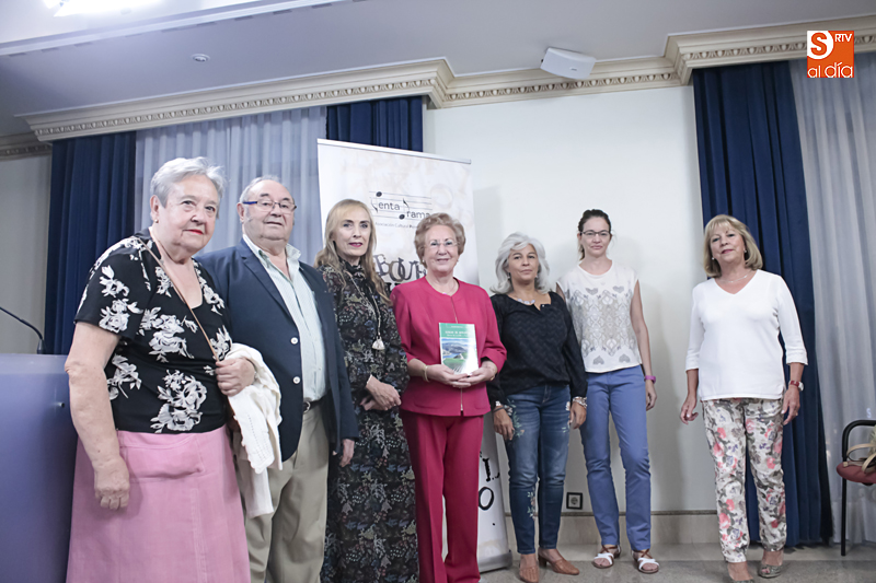 Foto familiar durante el acto en la Sala de la Palabra (Foto de Álex López)