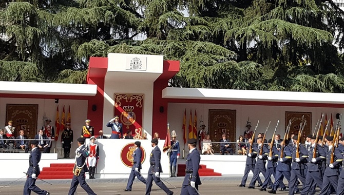 Desfile militar en Madrid en el Día de la Fiesta Nacional. Foto: @Defensagob