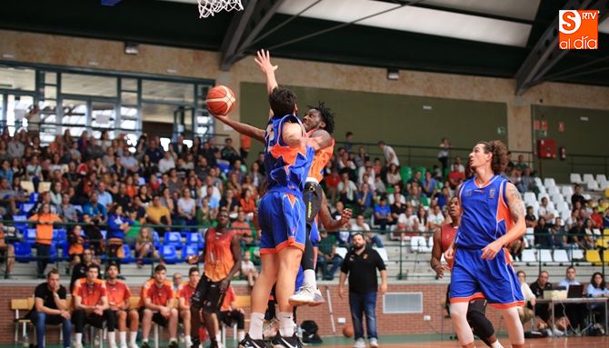 Un momento del partido entre Aquimisa Carbajosa y Baloncesto Narón disputado este jueves. Foto: Alberto Martín