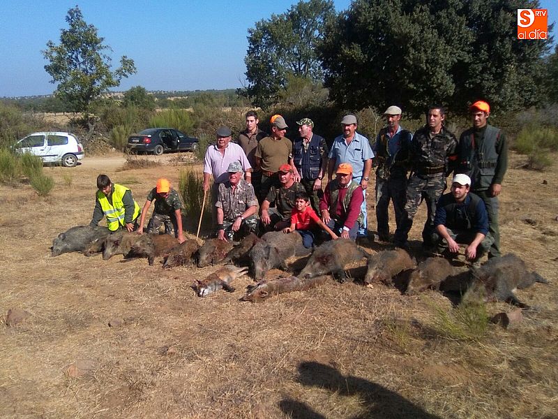 Los cazadores posan con las piezas cobradas en la festiva montería