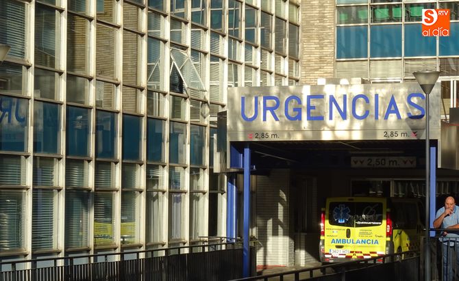 Dos lesionados de madrugada en una colisión entre dos turismos en la calle Papa Luna  