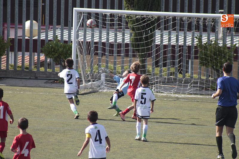 Una de las jugadas del partido entre el Navega B y el Sporting Carbajosa B / Foto de Alejandro López