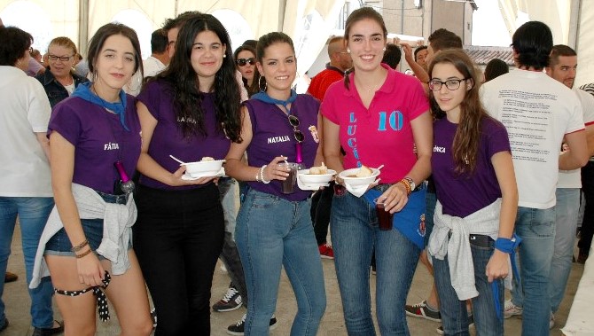 La degustación de patatas agradó a un público de todas las edades