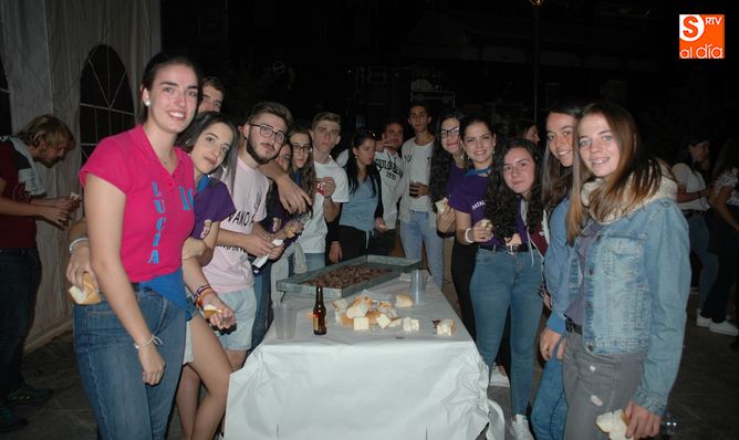 Los vecinos comparten una gran parrillada antes de la verbena