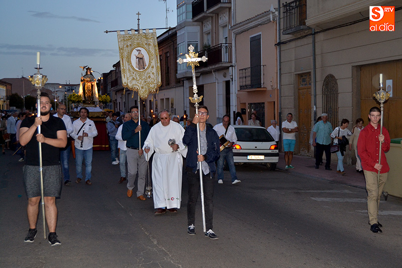 La imagen de Santa Teresa salía del convento de las Madres Carmelitas arropada por decenas de vecinos