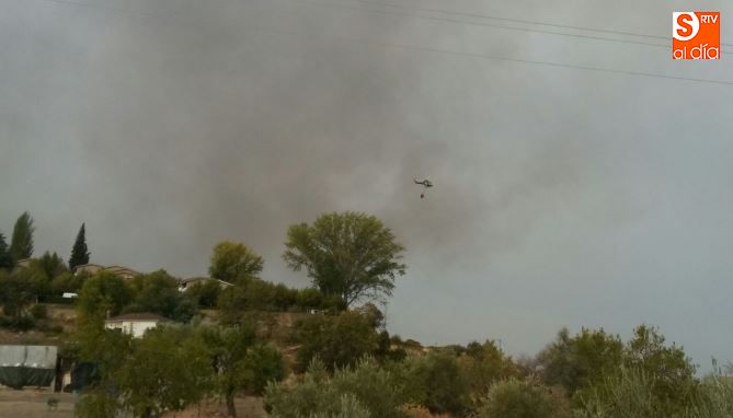 Medios aéreos y terrestres en el incendio que se acerca a Villarino
