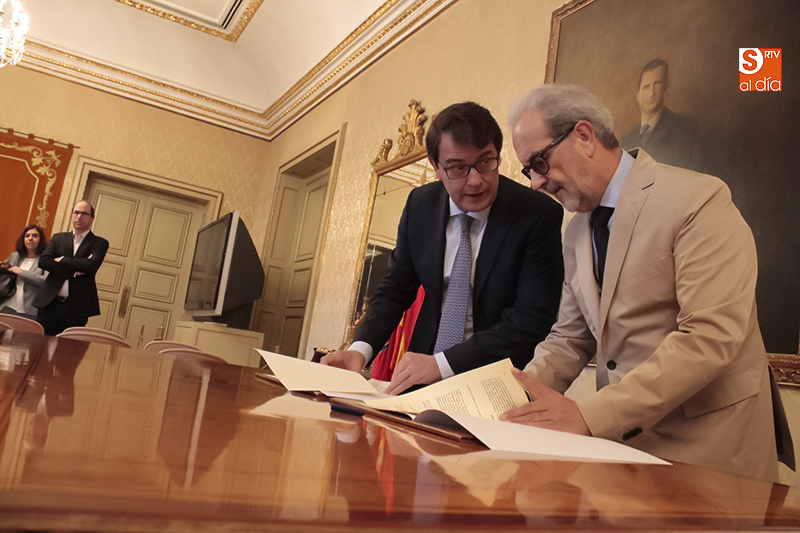 Firma del convenio entre el alcalde y el rector de la USAL (Foto de Álex López)