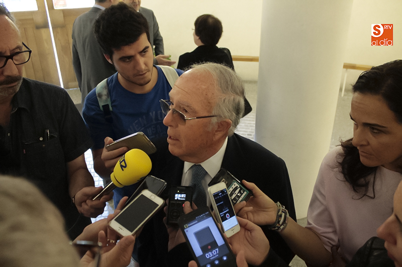 Marcelino Oreja, con los medios de comunicación en Hospedería (Foto de Álex López)