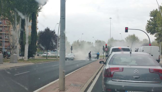 Los bomberos actúan en la Avenida de los Cipreses por el incendio de un coche  