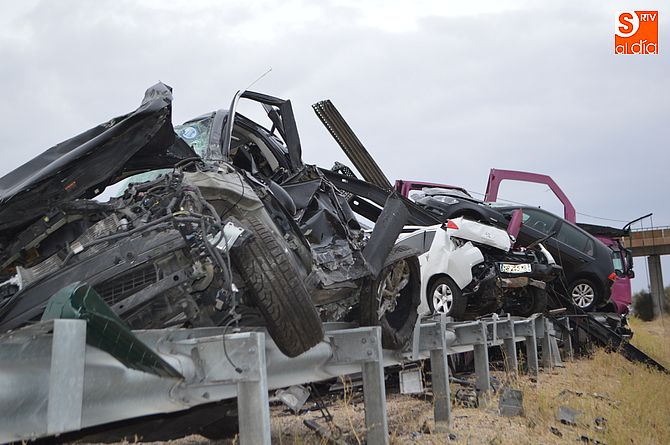La carga del portacoches quedó esparcida por la calzada/ Fotos: Adrián Martín