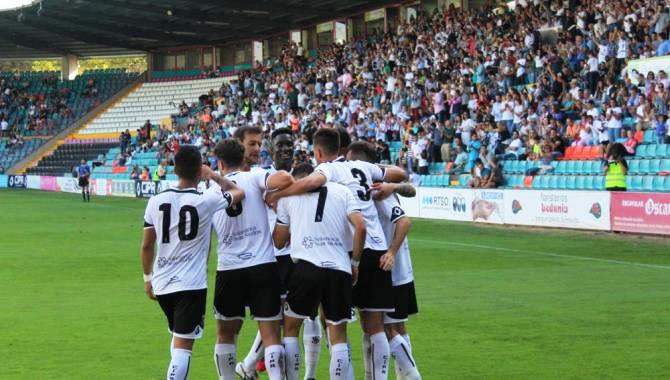 Los jugadores del Salmantino celebran uno de los goles contra el Burgos Promesas