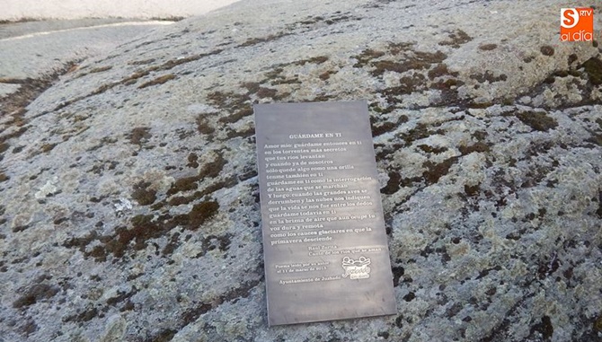 Una de las placas de bronce que el visitante puede ir descubriendo en su paseo por Juzbado