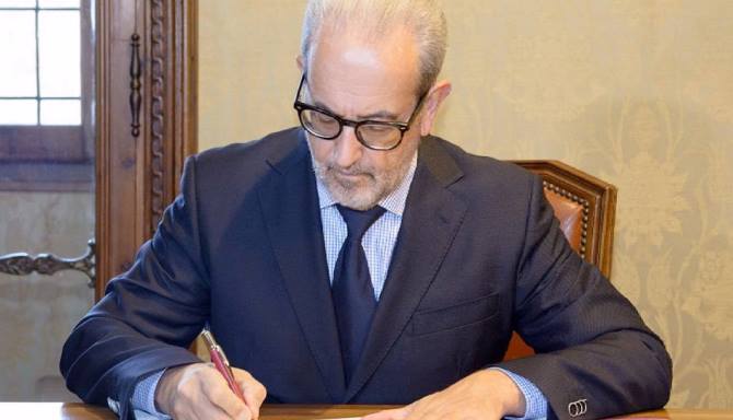 El rector firma la convocatoria para las próximas elecciones al Rectorado