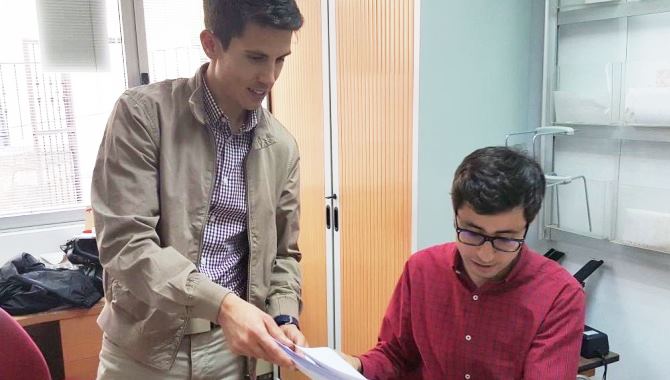 Foto de la entrega de los avales en la sede