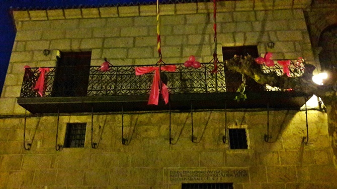 Lazos y globos rosas colocados este miércoles en la villa