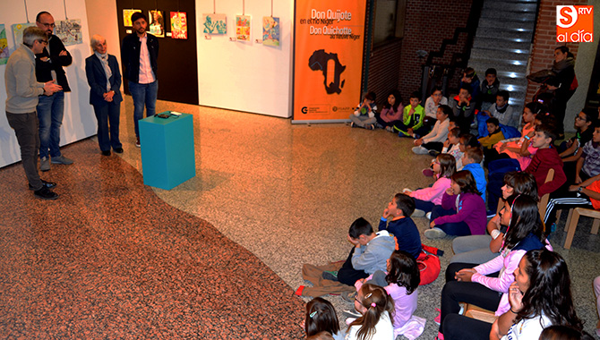 La exposición ‘Don Quijote en el río Níger’ se inauguraba este miércoles junto a alumnos del colegio Miguel de Unamuno