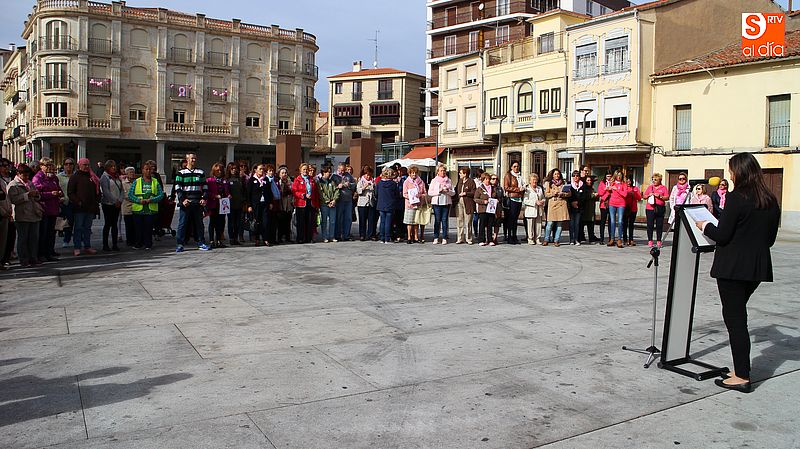 Un centenar de personas asistió a la lectura del manifiesto a favor de la lucha contra el cáncer