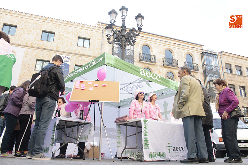 Carpa informativa en la plaza del Liceo de la AECC (Foto de Álex López)