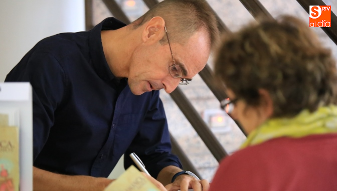 Armando Manrique Cerrato firma un ejemplar de ‘Salamanca, versos y caminos’ / Foto de Alberto Martín