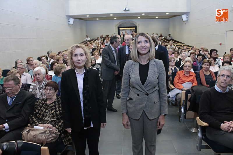 La consejera de Familia e Igualdad de Oportunidades, Alicia García, y la rectora de la Universidad Pontificia, Mirian de las Mercedes (Foto de Álex López)